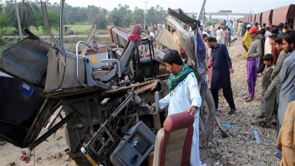 باكستان: 19 قتيلا في تصادم مروع بين قطار وحافلة